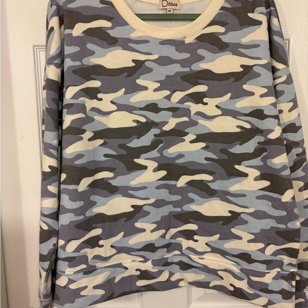 Dittos ladies 2x green blue camo sweatshirt. Round neck. Long sleeves. Cotton